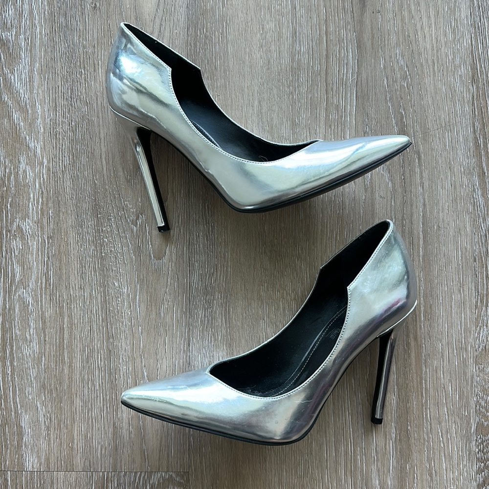 Kendall and Kylie - silver pumps